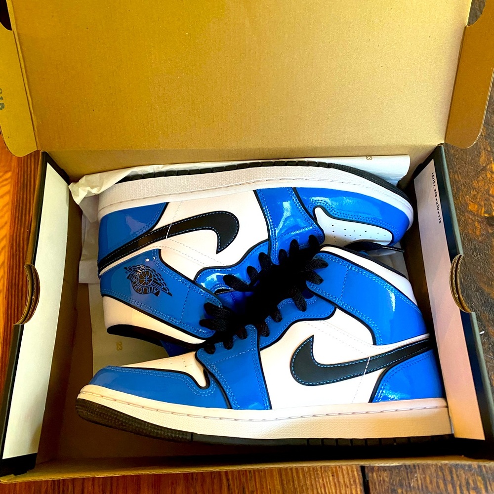 Nike Air Jordan 1 mids (men size 7.5)(size 9 for women)